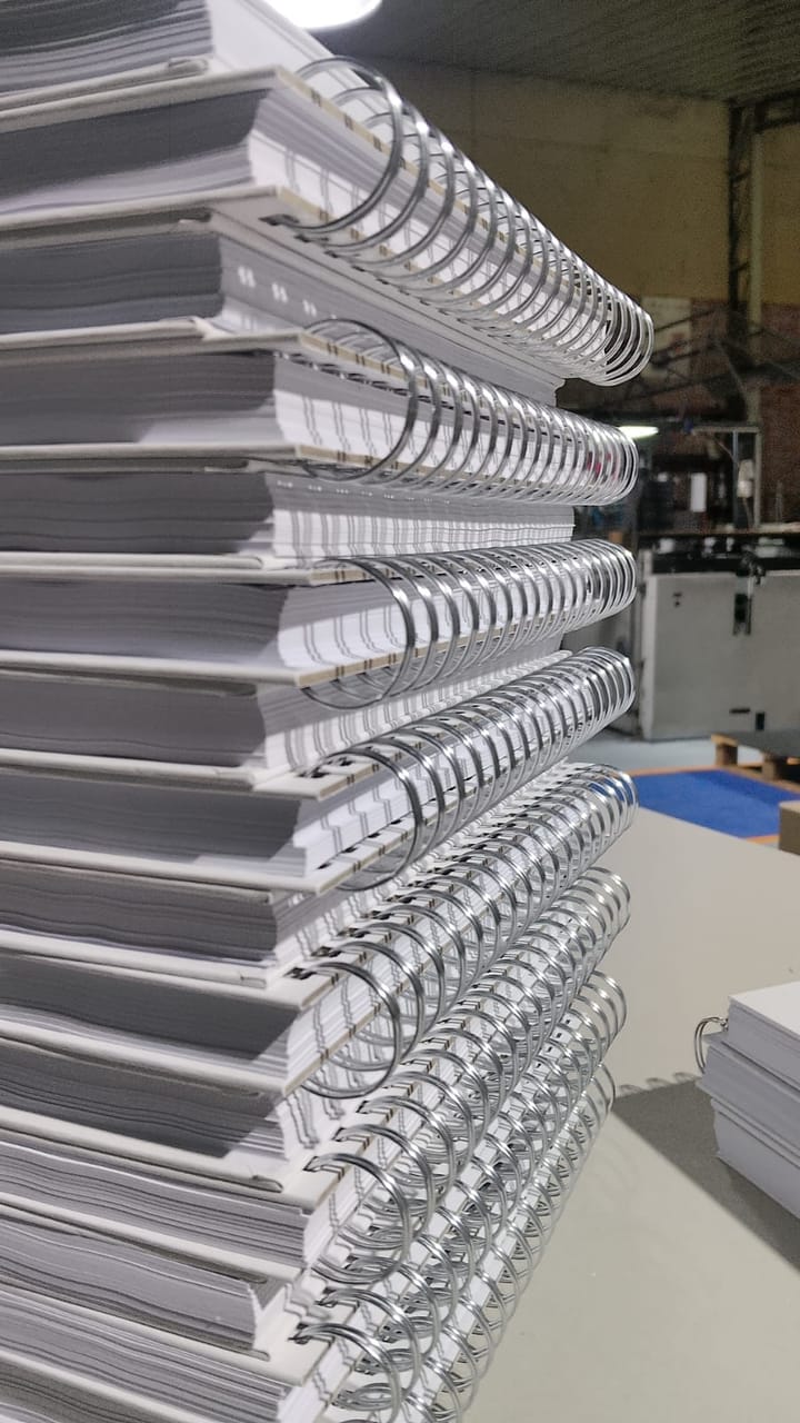 Pila de cuadernos corporativos terminados con encuadernado espiral, recién producidos