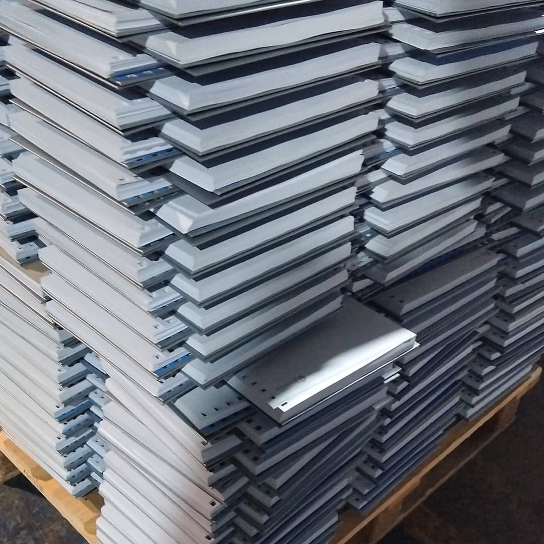 Pallet con gran volumen de cuadernos y libros de tapa dura recién producidos, apilados en la planta de Encuadernaciones Andy